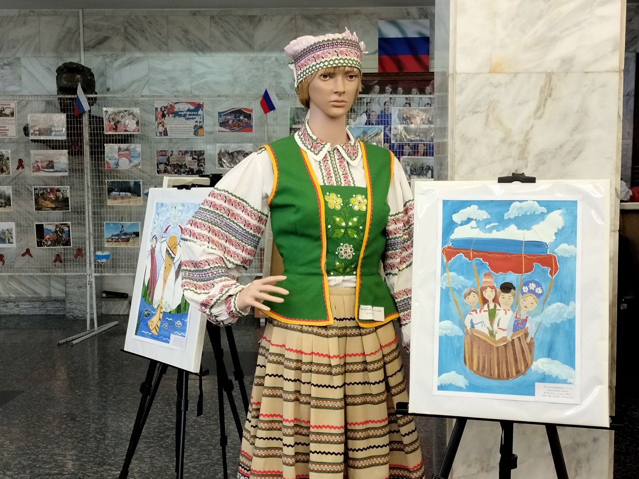 "Венок дружбы" расцвел в Ровеньках: яркая выставка ко Дню народного Единства!