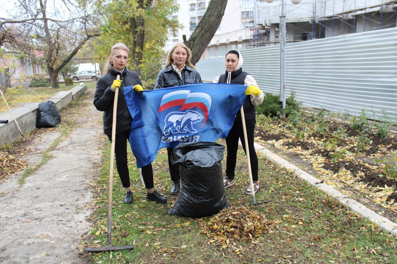 Владимир Шавлай: Сегодня сотрудники аппарата Совета Краснодонского муниципального округа присоединились к субботнику, приуроченному ко Дню народного единства