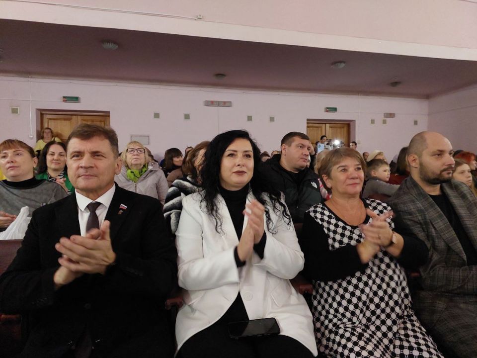 Заключительный концерт победителей ежегодного городского марафона творческих работ «Искусство единит и возвышает», приуроченный ко Дню народного единства Заключительный концерт победителей ежегодного городского марафона творческих работ «Искусство единит и возвышает», приуроченный ко Дню народного единства