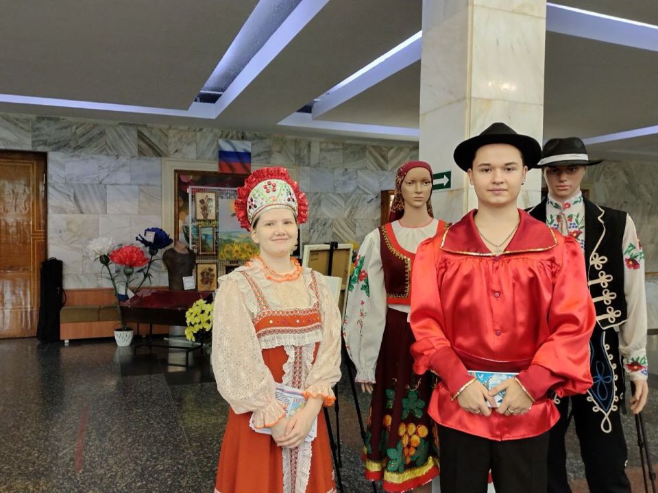 "Венок дружбы" расцвел в Ровеньках: яркая выставка ко Дню народного Единства! "Венок дружбы" расцвел в Ровеньках: яркая выставка ко Дню народного Единства!
