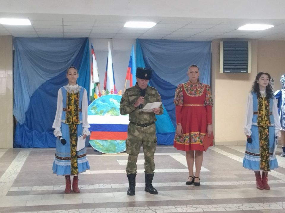 В преддверии Дня народного единства в фойе Суходольского Дворца культуры им. О. Кошевого состоялся торжественный митинг под названием «Един народ — едино государство» В преддверии Дня народного единства в фойе Суходольского Дворца культуры им. О. Кошевого состоялся торжественный митинг под названием «Един народ — едино государство»