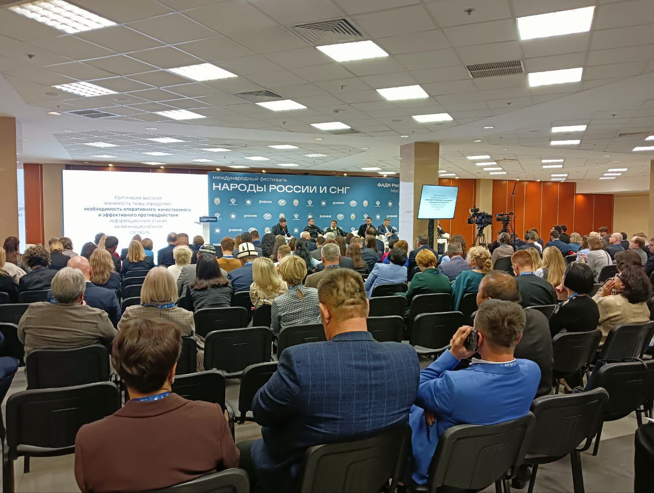 Делегация ЛНР участвует в Международном фестивале «Народы России и СНГ» Делегация ЛНР участвует в Международном фестивале «Народы России и СНГ»