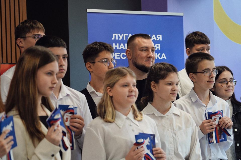 Михаил Голубович: В преддверии Дня Народного Единства принял участие в торжественной церемонии вручения паспортов Российской Федерации активистам Движения Первых Михаил Голубович: В преддверии Дня Народного Единства принял участие в торжественной церемонии вручения паспортов Российской Федерации активистам Движения Первых