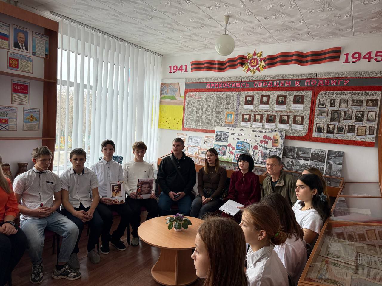 На базе ГБОУ ЛНР «Верхнепокровская ОШ» состоялась встреча с нашим земляком — участником СВО Рисухиным Олегом Владимировичем, служащим в 6-й отдельной гвардейской мотострелковой Лисичанской казачьей бригаде имени М. И. Платова