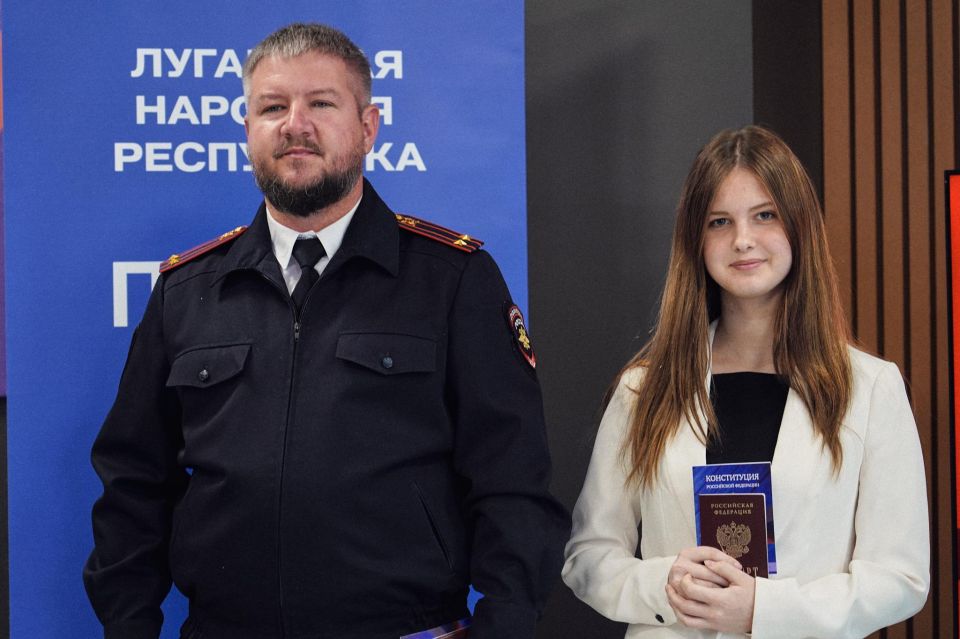 Михаил Голубович: В преддверии Дня Народного Единства принял участие в торжественной церемонии вручения паспортов Российской Федерации активистам Движения Первых Михаил Голубович: В преддверии Дня Народного Единства принял участие в торжественной церемонии вручения паспортов Российской Федерации активистам Движения Первых