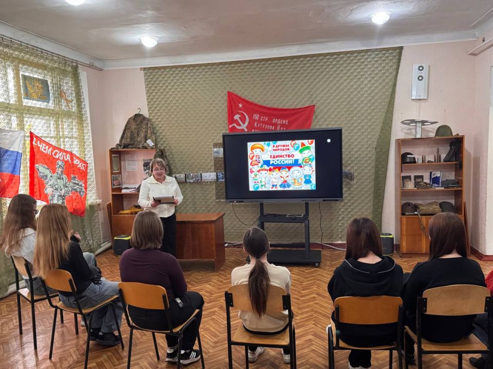 В преддверии Дня народного единства, в Доме творчества детей и юношества прошло торжественное мероприятие «Под небом единым» для учащихся Ровеньковской школа №6 им. О.В. Анащенко» В преддверии Дня народного единства, в Доме творчества детей и юношества прошло торжественное мероприятие «Под небом единым» для учащихся Ровеньковской школа №6 им. О.В. Анащенко»