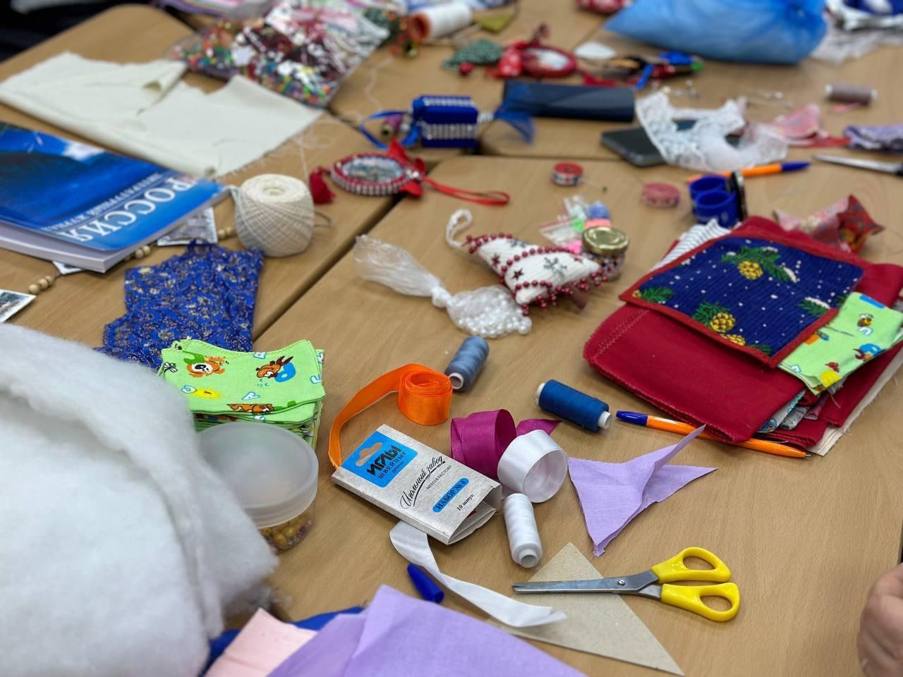 Для воспитанников стахановского центра «Возрождение» омички сделали новогодние игрушки Для воспитанников стахановского центра «Возрождение» омички сделали новогодние игрушки