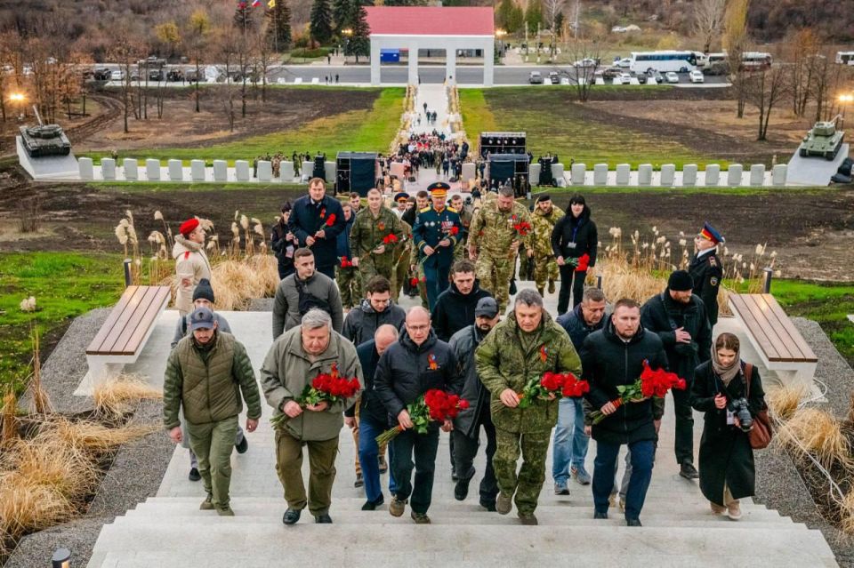 Пасечник и Кириенко открыли обновлённый мемориал на Миус-фронте Пасечник и Кириенко открыли обновлённый мемориал на Миус-фронте