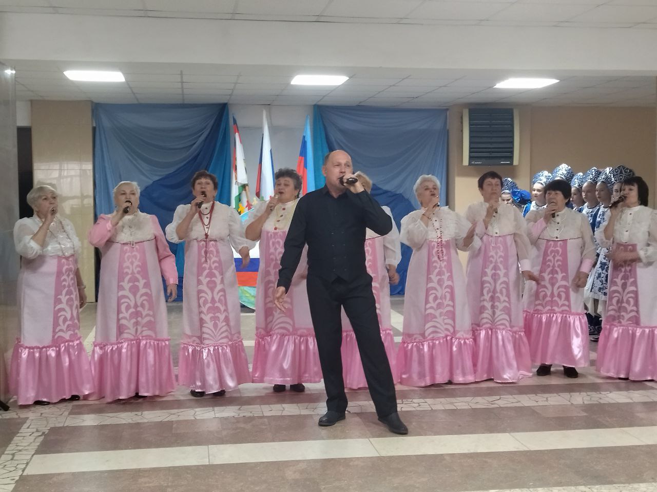 В преддверии Дня народного единства в фойе Суходольского Дворца культуры им. О. Кошевого состоялся торжественный митинг под названием «Един народ — едино государство» В преддверии Дня народного единства в фойе Суходольского Дворца культуры им. О. Кошевого состоялся торжественный митинг под названием «Един народ — едино государство»