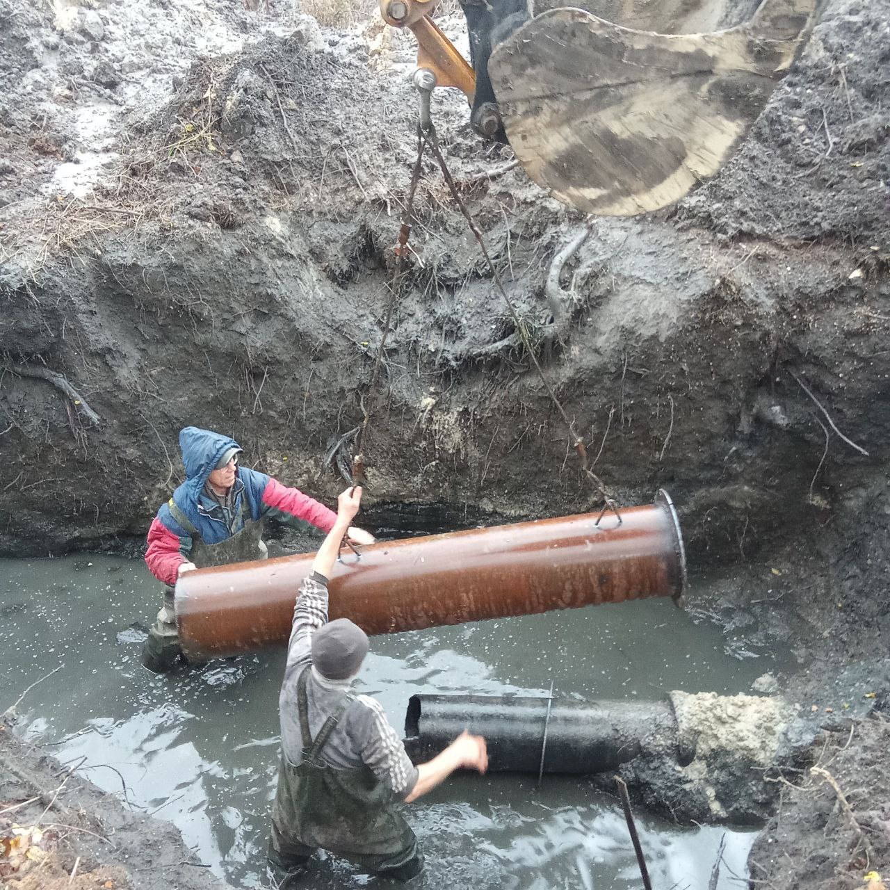 Аварийные бригады устранили порыв напорного коллектора на улице Толбухина Аварийные бригады устранили порыв напорного коллектора на улице Толбухина