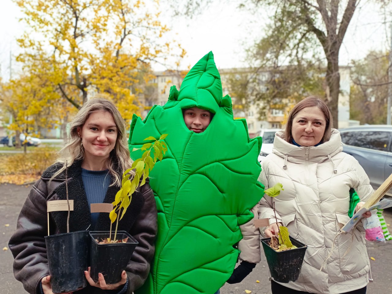 Клуб юных натуралистов Республиканского центра «Возрождение» ко Дню народного единства передал 140 саженцев деревьев в образовательные учреждения Луганска