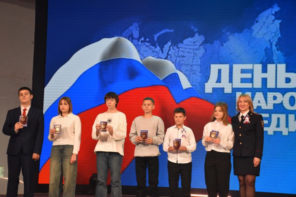Торжественное вручение паспортов РФ в Ровеньках! Торжественное вручение паспортов РФ в Ровеньках!