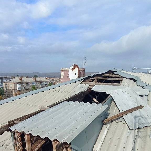 Сотрудники Лутугинского НКО провели ремонт кровли в Лутугино Сотрудники Лутугинского НКО провели ремонт кровли в Лутугино