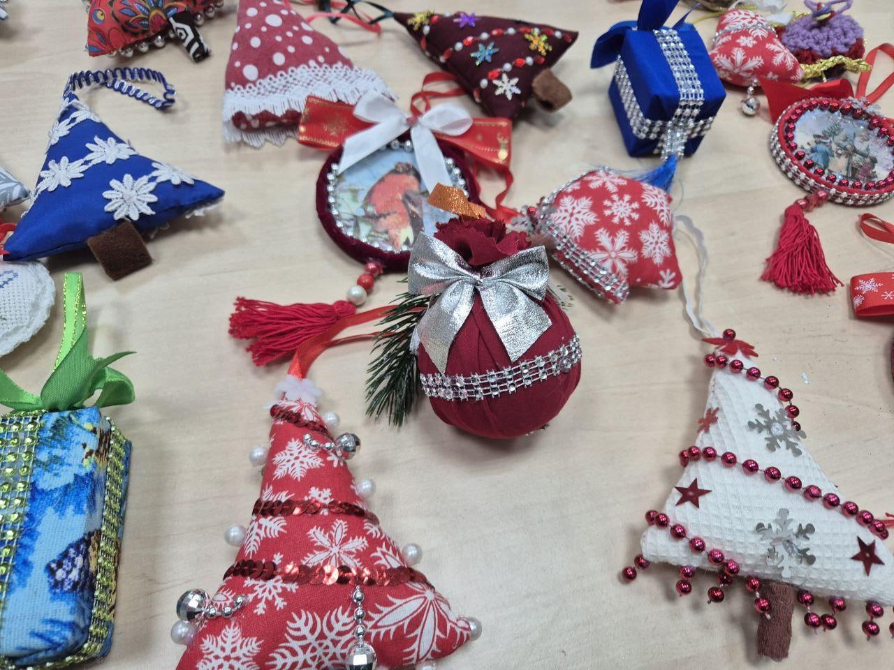 Для воспитанников стахановского центра «Возрождение» омички сделали новогодние игрушки Для воспитанников стахановского центра «Возрождение» омички сделали новогодние игрушки
