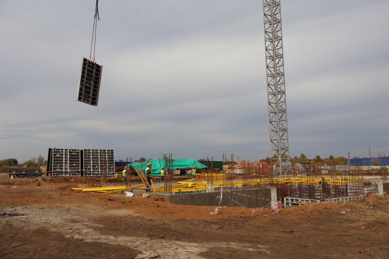 На сегодня в ЛНР в разной степени проработки реализуются порядка 60 проектов жилищного строительства и выдано 22 разрешения на строительство многоквартирных домов на общую жилую площадь чуть более 220 тыс На сегодня в ЛНР в разной степени проработки реализуются порядка 60 проектов жилищного строительства и выдано 22 разрешения на строительство многоквартирных домов на общую жилую площадь чуть более 220 тыс