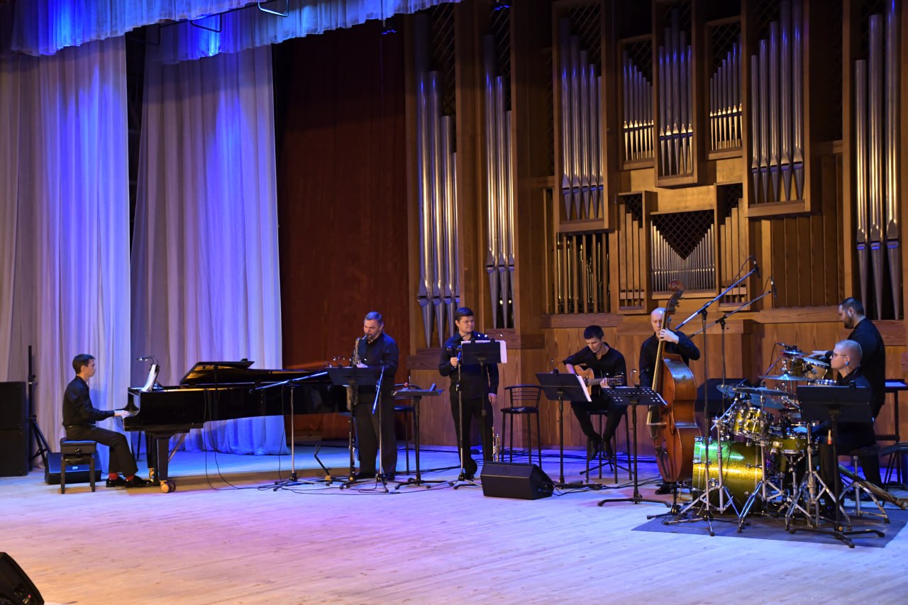 В Луганской академической филармонии состоялся незабываемый вечер — «Вечер латиноамериканской музыки: ритмы, согретые солнцем» В Луганской академической филармонии состоялся незабываемый вечер — «Вечер латиноамериканской музыки: ритмы, согретые солнцем»