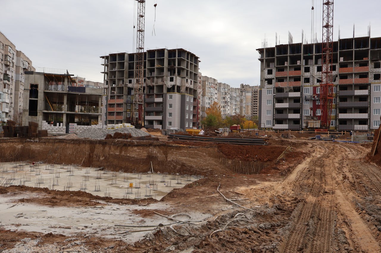 В районе Южных кварталов Луганска продолжается строительство ЖК "Возрождение" В районе Южных кварталов Луганска продолжается строительство ЖК "Возрождение"