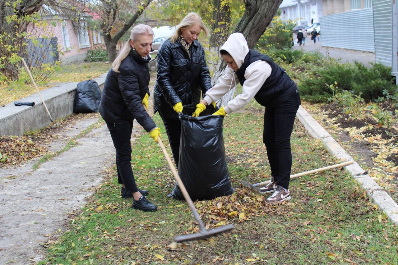 Владимир Шавлай: Сегодня сотрудники аппарата Совета Краснодонского муниципального округа присоединились к субботнику, приуроченному ко Дню народного единства Владимир Шавлай: Сегодня сотрудники аппарата Совета Краснодонского муниципального округа присоединились к субботнику, приуроченному ко Дню народного единства