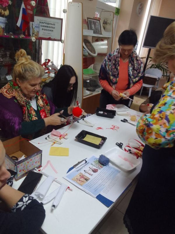 В рамках празднования Дня народного единства в Чернухнском музее прошла встреча с библиотекарями Перевальска и Чернухино, посвящённая Дню народного единства В рамках празднования Дня народного единства в Чернухнском музее прошла встреча с библиотекарями Перевальска и Чернухино, посвящённая Дню народного единства