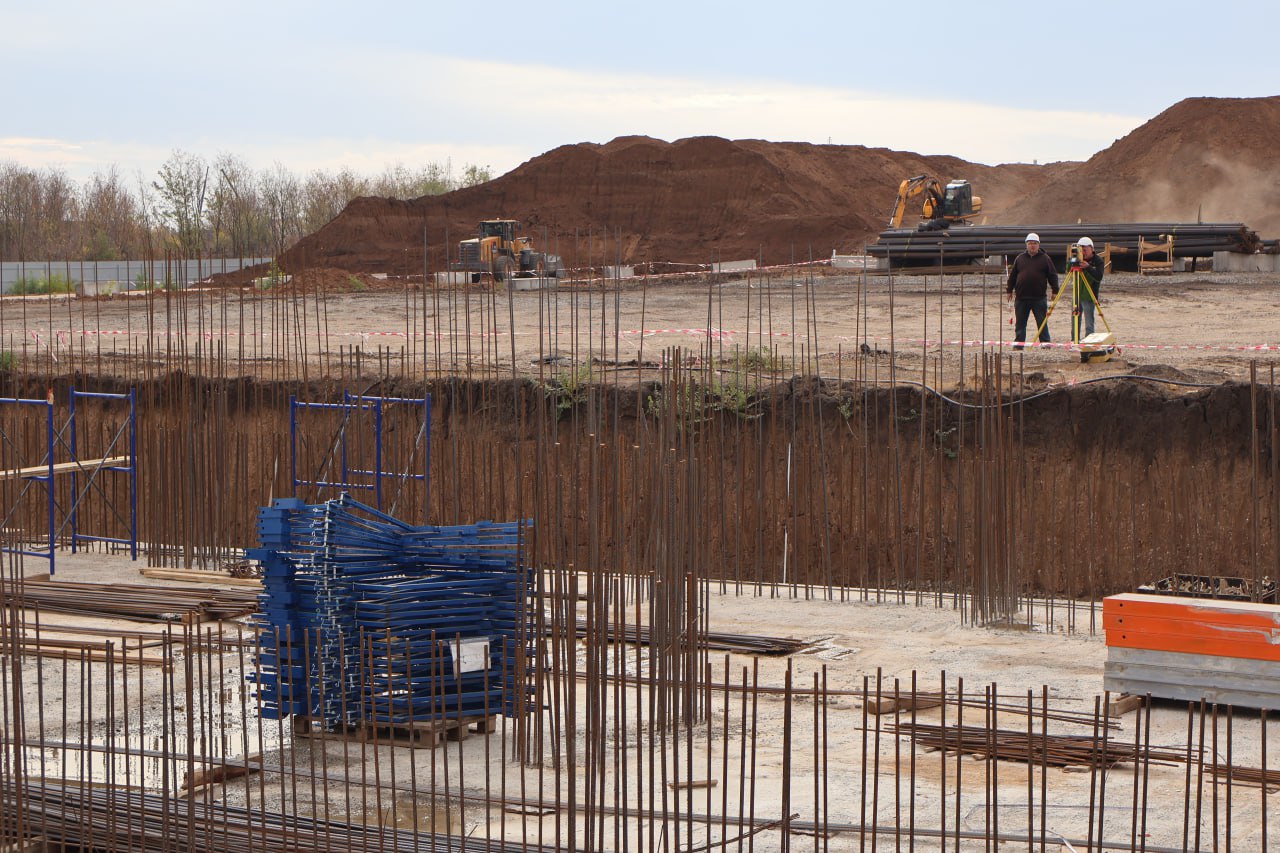 На сегодня в ЛНР в разной степени проработки реализуются порядка 60 проектов жилищного строительства и выдано 22 разрешения на строительство многоквартирных домов на общую жилую площадь чуть более 220 тыс На сегодня в ЛНР в разной степени проработки реализуются порядка 60 проектов жилищного строительства и выдано 22 разрешения на строительство многоквартирных домов на общую жилую площадь чуть более 220 тыс