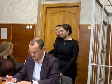 В Верх-Исетском райсуде Екатеринбурга на процессе по делу свердловского редактора Ura.ru Дениса Аллаярова, обвиняемого в передаче взятки своему дяде экс-полицейскому за получение оперативных сводок, в качестве свидетелей...