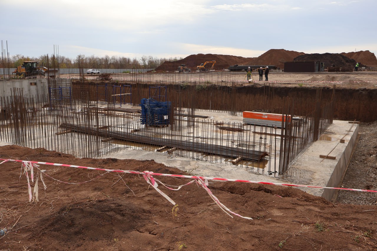 На сегодня в ЛНР в разной степени проработки реализуются порядка 60 проектов жилищного строительства и выдано 22 разрешения на строительство многоквартирных домов на общую жилую площадь чуть более 220 тыс