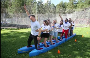 Команда МФЦ поздравляет с наступающим Днем народного единства!