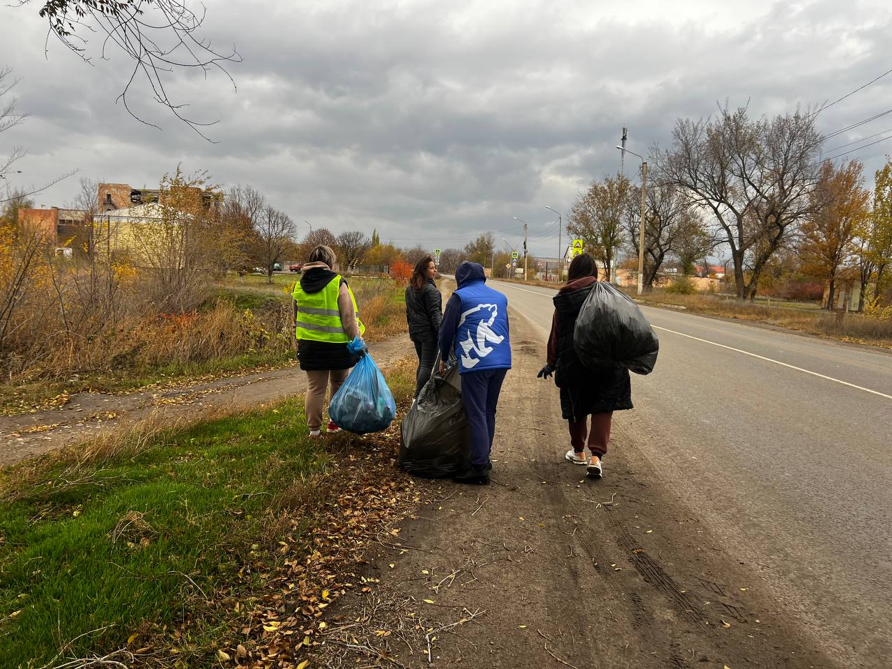 В населённых пунктах, находящихся в ведении отдела по жизнеобеспечению пгт Новосветловка, с. Белоскееватое, с. Пароменко, п. Хрящеватое, состоялся общемуниципальный субботник, приуроченный ко Дню народного единства В населённых пунктах, находящихся в ведении отдела по жизнеобеспечению пгт Новосветловка, с. Белоскееватое, с. Пароменко, п. Хрящеватое, состоялся общемуниципальный субботник, приуроченный ко Дню народного единства
