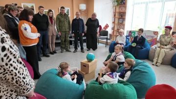 Первый заместитель Руководителя Администрации Президента Сергей Кириенко и Глава ЛНР Леонид Пасечник осмотрели обновленную Станично-Луганскую гимназию