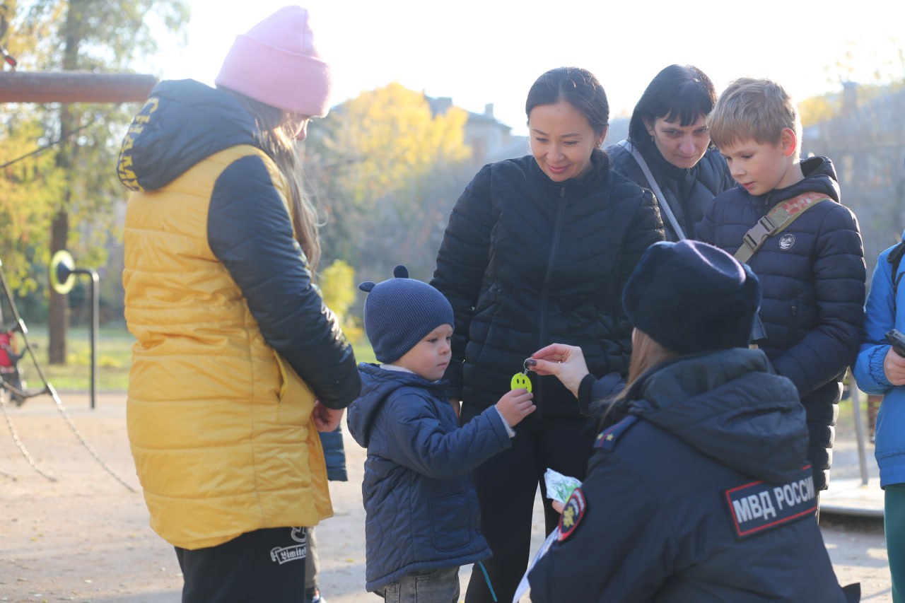 111Дорожные полицейские региона в центре столицы ЛНР раздали прохожим световозвращающие аксессуары 111Дорожные полицейские региона в центре столицы ЛНР раздали прохожим световозвращающие аксессуары