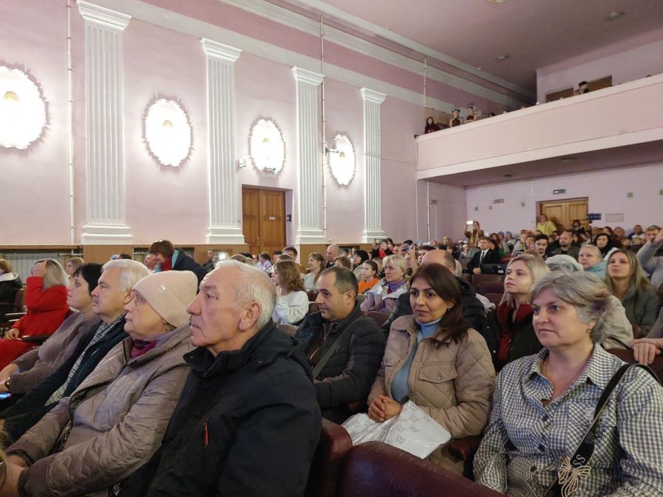 Заключительный концерт победителей ежегодного городского марафона творческих работ «Искусство единит и возвышает», приуроченный ко Дню народного единства Заключительный концерт победителей ежегодного городского марафона творческих работ «Искусство единит и возвышает», приуроченный ко Дню народного единства