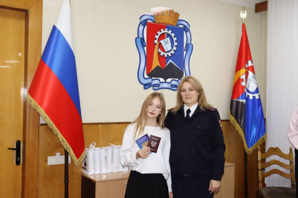 Наталия Жулинская: В преддверии Дня народного единства вручили паспорта нашим юным гражданам Наталия Жулинская: В преддверии Дня народного единства вручили паспорта нашим юным гражданам
