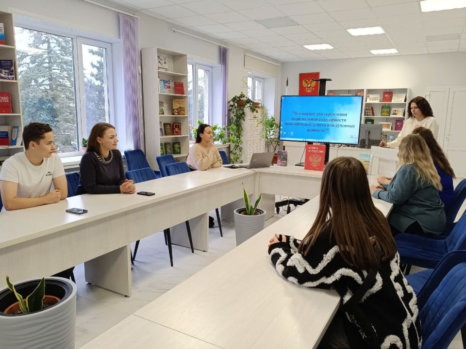 Молодежные дебаты в библиотеке им. Г. Сковороды: Единство и будущее России в диалоге поколений! Молодежные дебаты в библиотеке им. Г. Сковороды: Единство и будущее России в диалоге поколений!