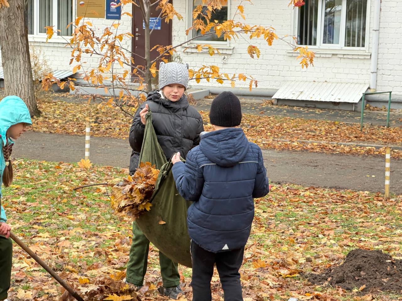 Ветераны и школьники приняли участие в патриотической акции "Сделаем наш город чище и красивее" Ветераны и школьники приняли участие в патриотической акции "Сделаем наш город чище и красивее"