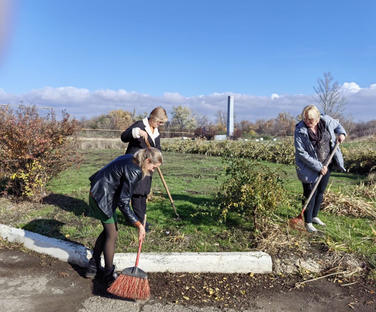 В преддверии Дня народного единства на территории Краснодонского муниципального округа с 31 октября по 1 ноября проходит масштабный субботник В преддверии Дня народного единства на территории Краснодонского муниципального округа с 31 октября по 1 ноября проходит масштабный субботник