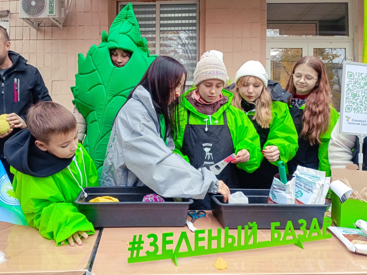 Клуб юных натуралистов Республиканского центра «Возрождение» ко Дню народного единства передал 140 саженцев деревьев в образовательные учреждения Луганска Клуб юных натуралистов Республиканского центра «Возрождение» ко Дню народного единства передал 140 саженцев деревьев в образовательные учреждения Луганска