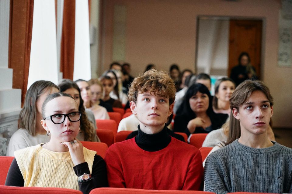 Главный телеканал страны. В ведущих вузах Республики провели лекции от Российского общества «Знание» Спикером стал Сергей Тугушев – ведущий новостей «Первого канала», практикующий психолог, тренер по публичным выступлениям... Главный телеканал страны. В ведущих вузах Республики провели лекции от Российского общества «Знание» Спикером стал Сергей Тугушев – ведущий новостей «Первого канала», практикующий психолог, тренер по публичным выступлениям...