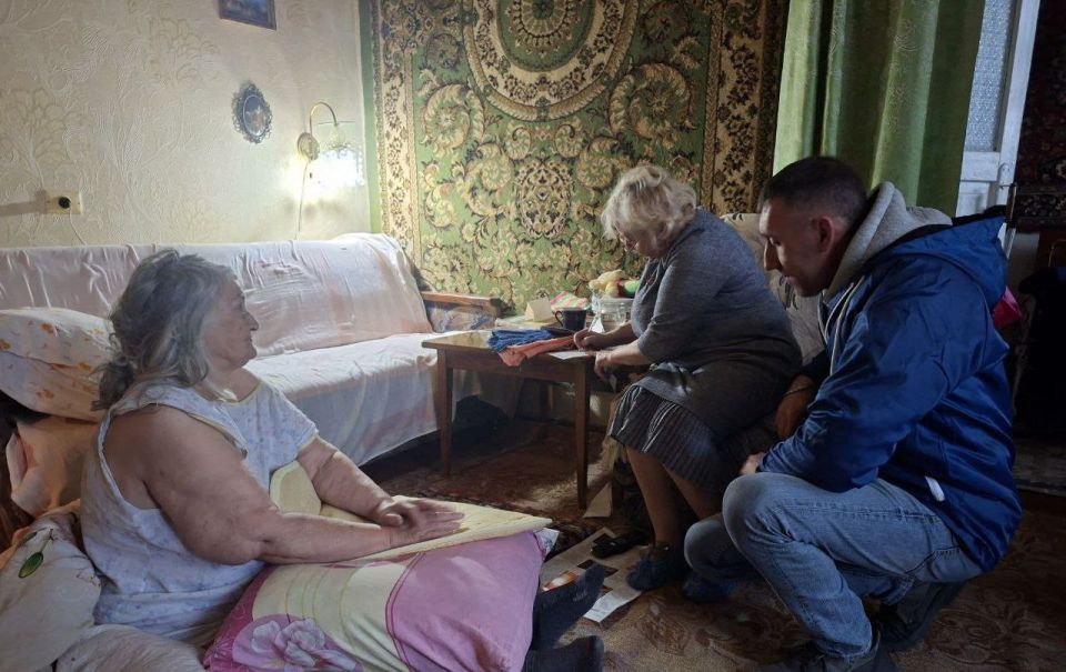 Депутат Совета и активисты партии «Единая Россия» посетили почётного гражданина города Депутат Совета и активисты партии «Единая Россия» посетили почётного гражданина города
