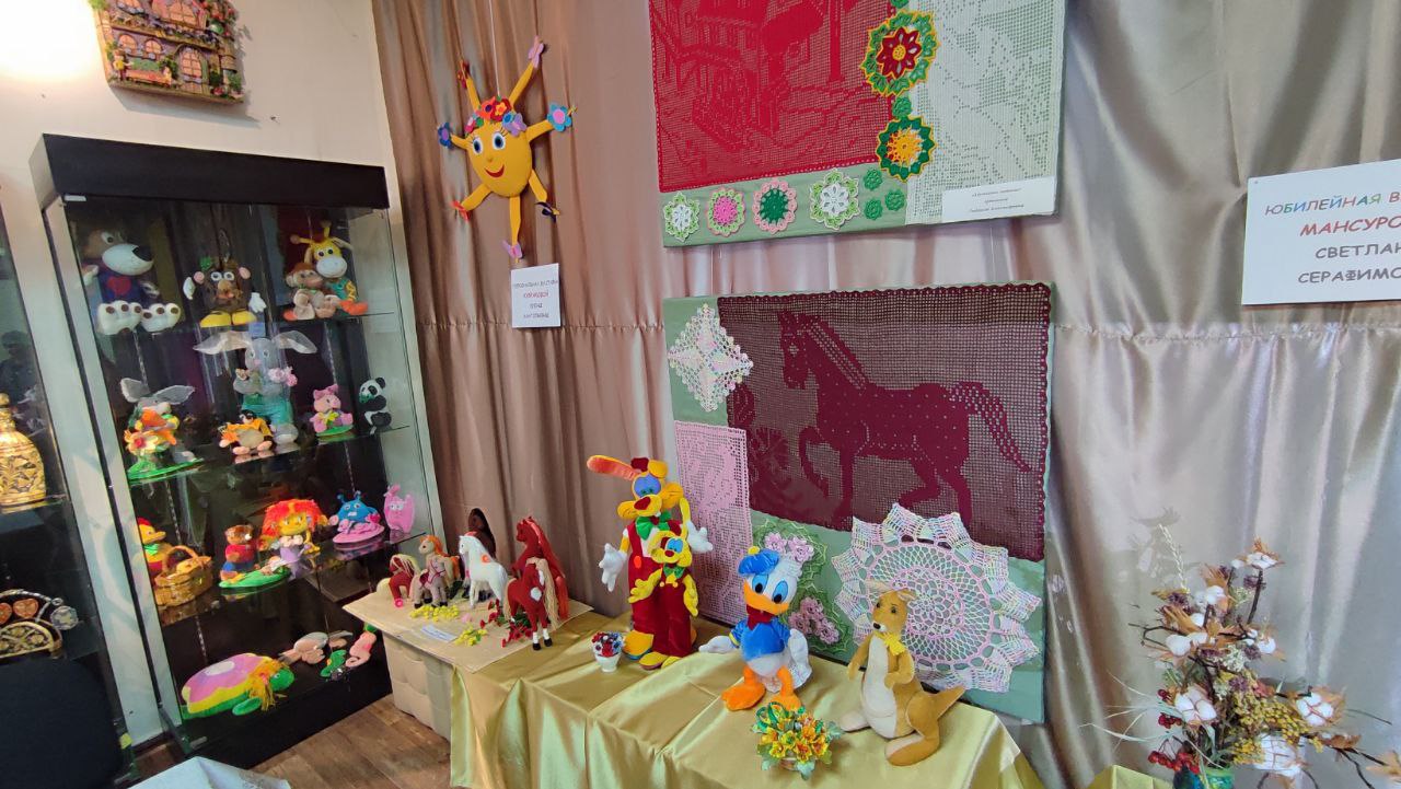 31 октября в Краснолучском краеведческом музее состоялась творческая встреча мастеров декоративно-прикладного и художественного искусства 31 октября в Краснолучском краеведческом музее состоялась творческая встреча мастеров декоративно-прикладного и художественного искусства