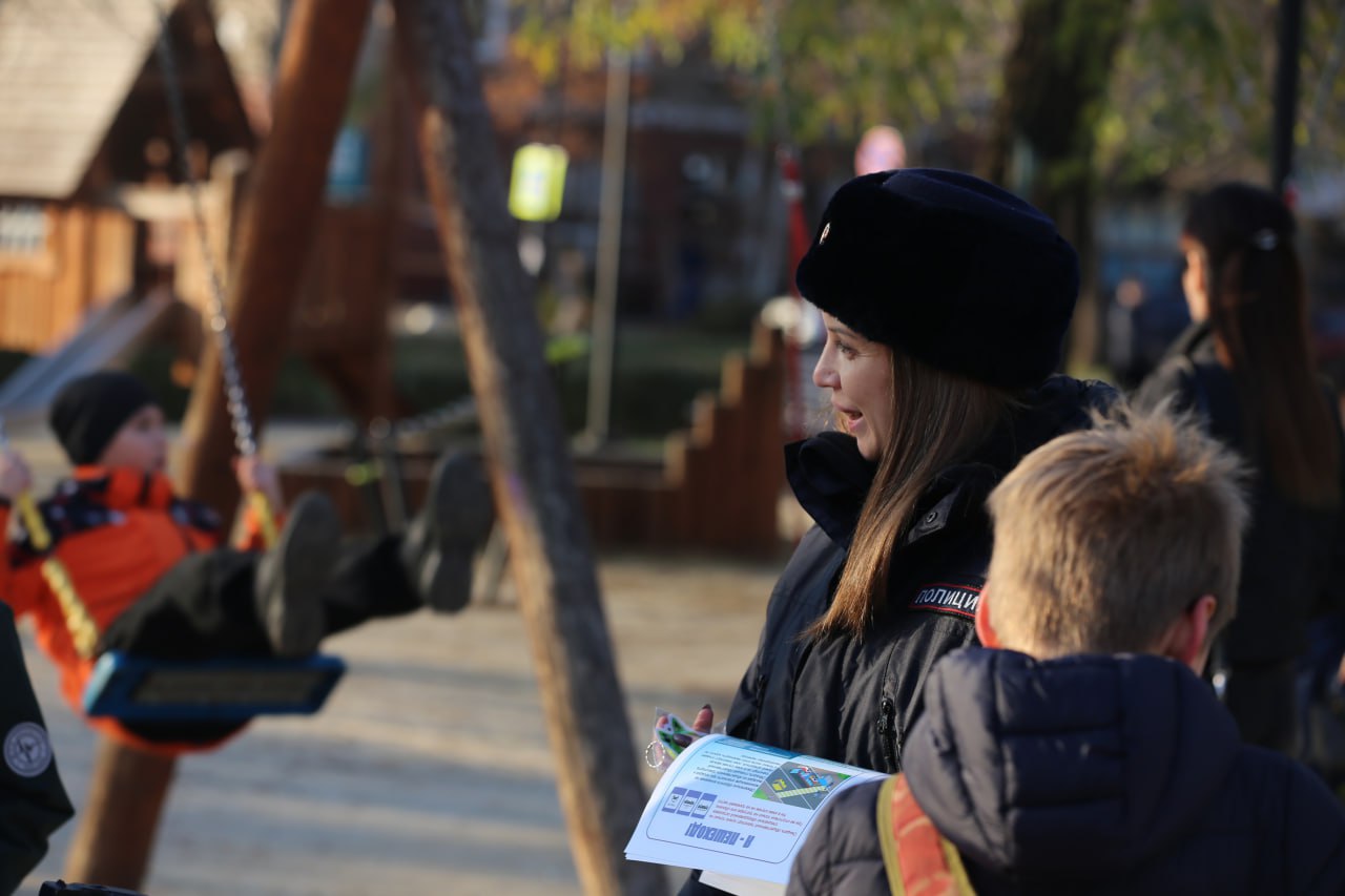 111Дорожные полицейские региона в центре столицы ЛНР раздали прохожим световозвращающие аксессуары 111Дорожные полицейские региона в центре столицы ЛНР раздали прохожим световозвращающие аксессуары