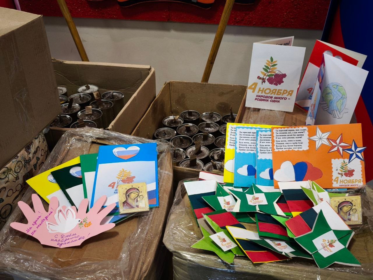 В преддверии Дня народного единства Глава городского округа муниципальное образование городской округ город Кировск Луганской Народной Республики, секретарь Кировского местного отделения партии «Единая Россия» Виктория... В преддверии Дня народного единства Глава городского округа муниципальное образование городской округ город Кировск Луганской Народной Республики, секретарь Кировского местного отделения партии «Единая Россия» Виктория...