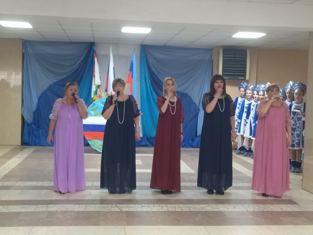 В преддверии Дня народного единства в фойе Суходольского Дворца культуры им. О. Кошевого состоялся торжественный митинг под названием «Един народ — едино государство» В преддверии Дня народного единства в фойе Суходольского Дворца культуры им. О. Кошевого состоялся торжественный митинг под названием «Един народ — едино государство»