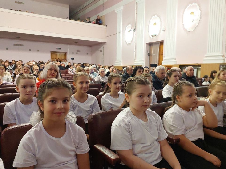 Заключительный концерт победителей ежегодного городского марафона творческих работ «Искусство единит и возвышает», приуроченный ко Дню народного единства Заключительный концерт победителей ежегодного городского марафона творческих работ «Искусство единит и возвышает», приуроченный ко Дню народного единства