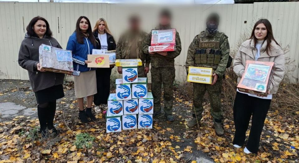 Яна Сылкина: Вместе с активистками "Женского движения Единой России", местным отделением партии "ЕДИНАЯ РОССИЯ" и студентами Северодонецкого торгово-кулинарного колледжа поздравили наших защитников с Днём народного единства Яна Сылкина: Вместе с активистками "Женского движения Единой России", местным отделением партии "ЕДИНАЯ РОССИЯ" и студентами Северодонецкого торгово-кулинарного колледжа поздравили наших защитников с Днём народного единства
