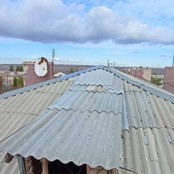 Сотрудники Лутугинского НКО провели ремонт кровли в Лутугино