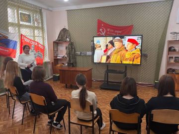 В преддверии Дня народного единства, в Доме творчества детей и юношества прошло торжественное мероприятие «Под небом единым» для учащихся Ровеньковской школа №6 им. О.В. Анащенко»