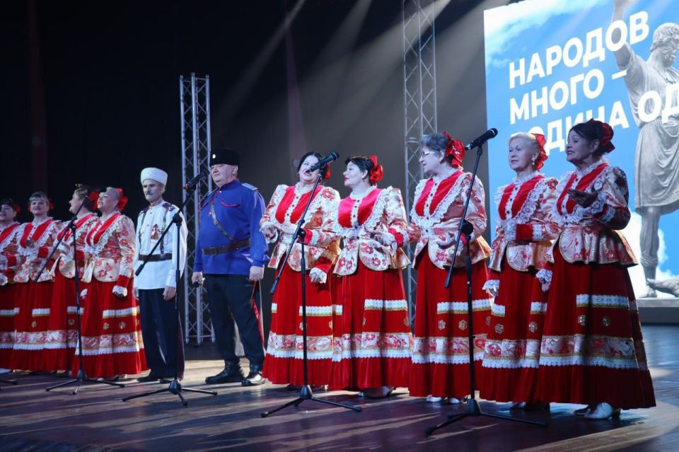 Торжественное мероприятие ко Дню народного единства состоялось в Северодонецке Торжественное мероприятие ко Дню народного единства состоялось в Северодонецке