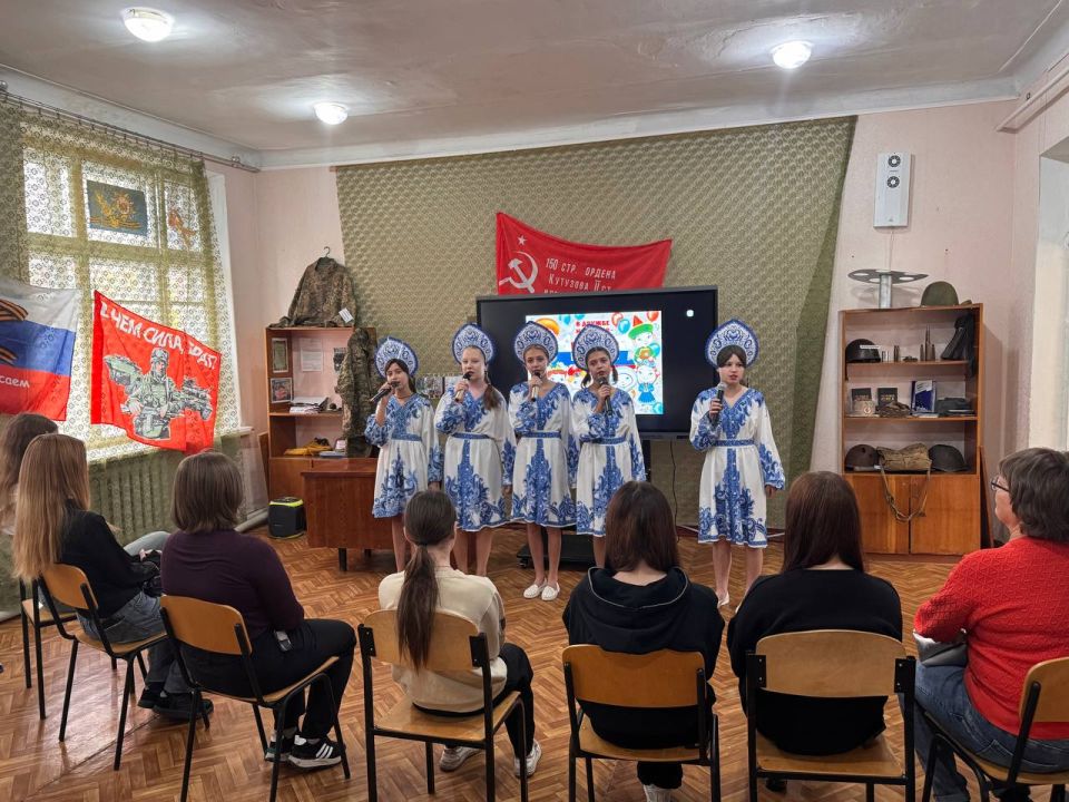 В преддверии Дня народного единства, в Доме творчества детей и юношества прошло торжественное мероприятие «Под небом единым» для учащихся Ровеньковской школа №6 им. О.В. Анащенко» В преддверии Дня народного единства, в Доме творчества детей и юношества прошло торжественное мероприятие «Под небом единым» для учащихся Ровеньковской школа №6 им. О.В. Анащенко»
