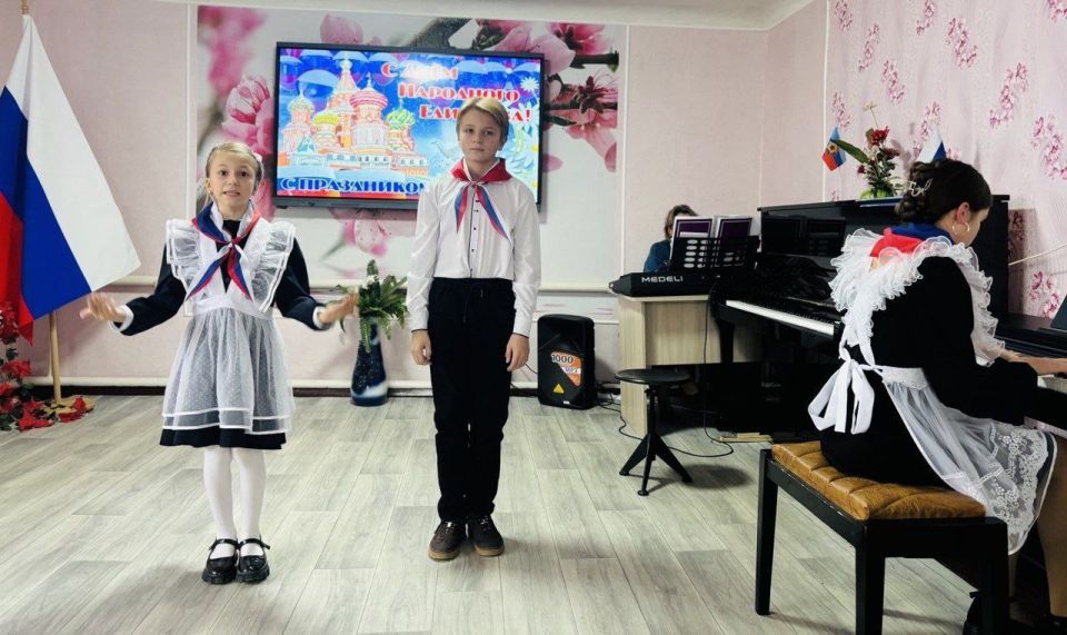 В Дьяковской детской музыкальной школе прошел праздничный концерт, посвященный Дню народного единства В Дьяковской детской музыкальной школе прошел праздничный концерт, посвященный Дню народного единства