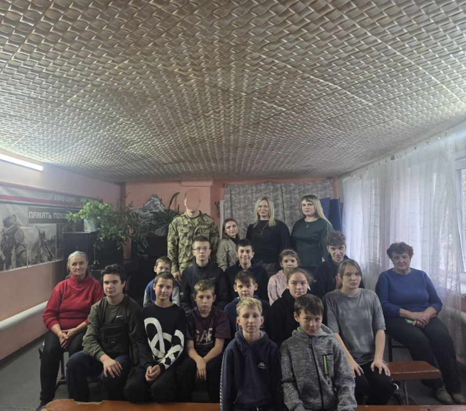 31 октября 2025 года, в преддверии Дня народного единства, в Ровеньковском центре детского, юношеского туризма и краеведения, состоялось знаменательное мероприятие, объединившее юное поколение, представителей силовых... 31 октября 2025 года, в преддверии Дня народного единства, в Ровеньковском центре детского, юношеского туризма и краеведения, состоялось знаменательное мероприятие, объединившее юное поколение, представителей силовых...